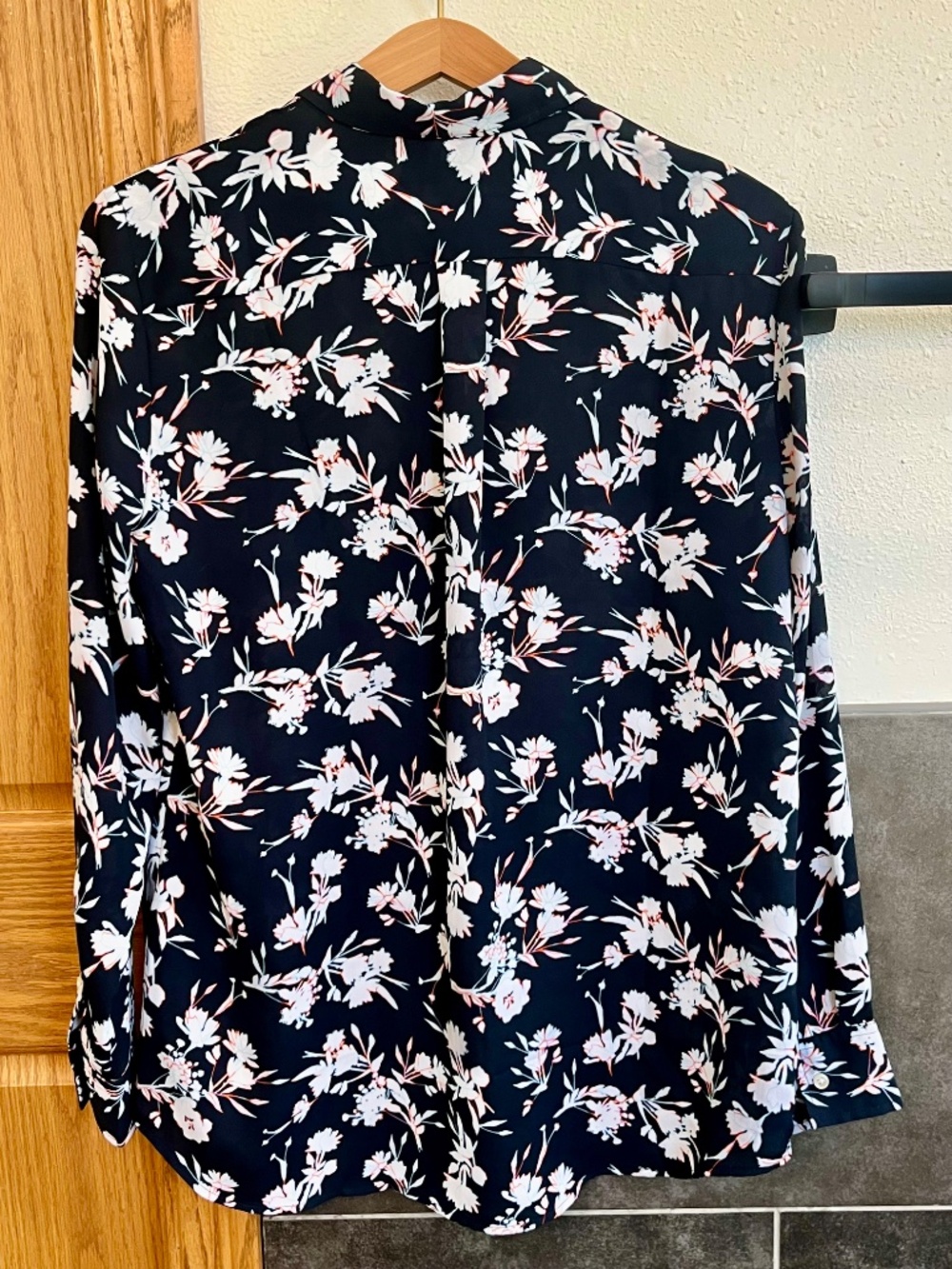 Banana Republic Dillon Classic Fit Floral Button Front Blouse Navy Blue Medium - Picture 6 of 6
